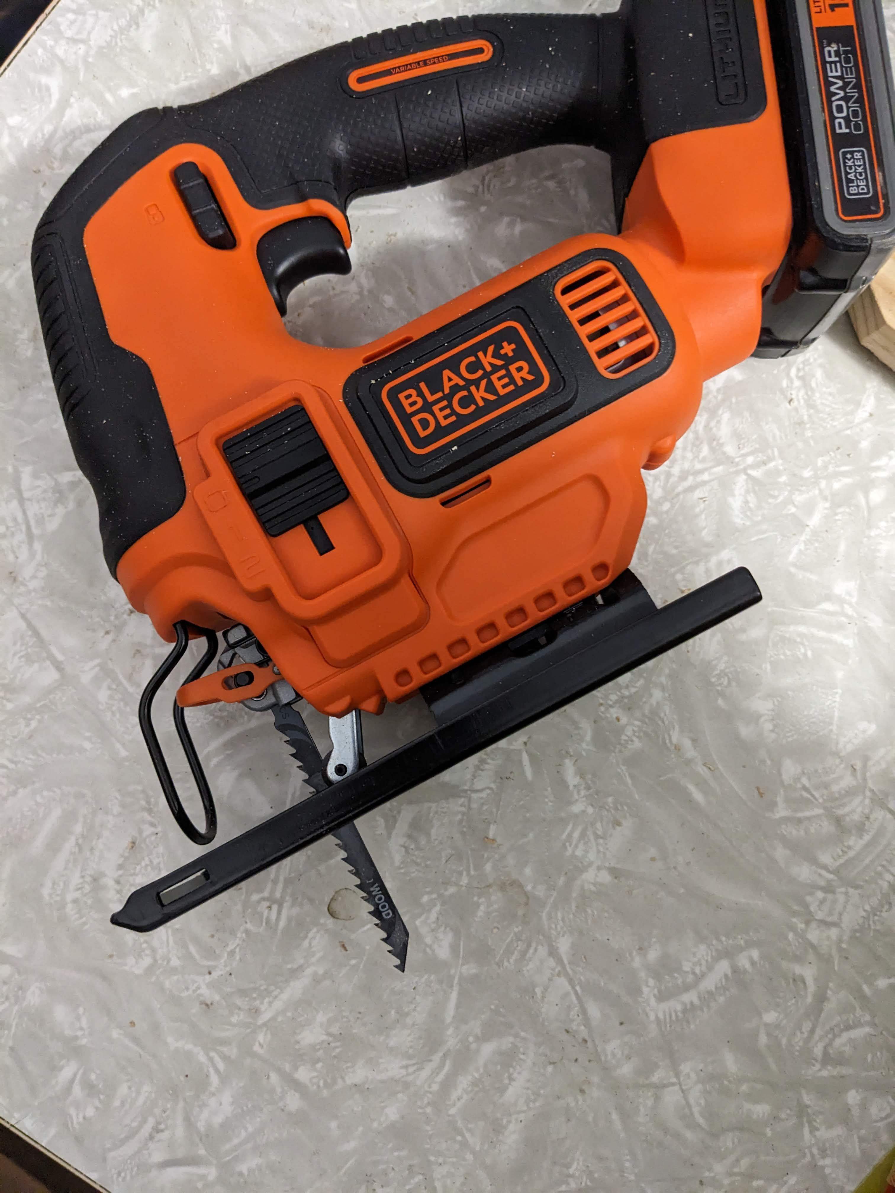 Seghetto Alternativo a Batteria Black & Decker 18V: Precisione e Libertà Senza Fili